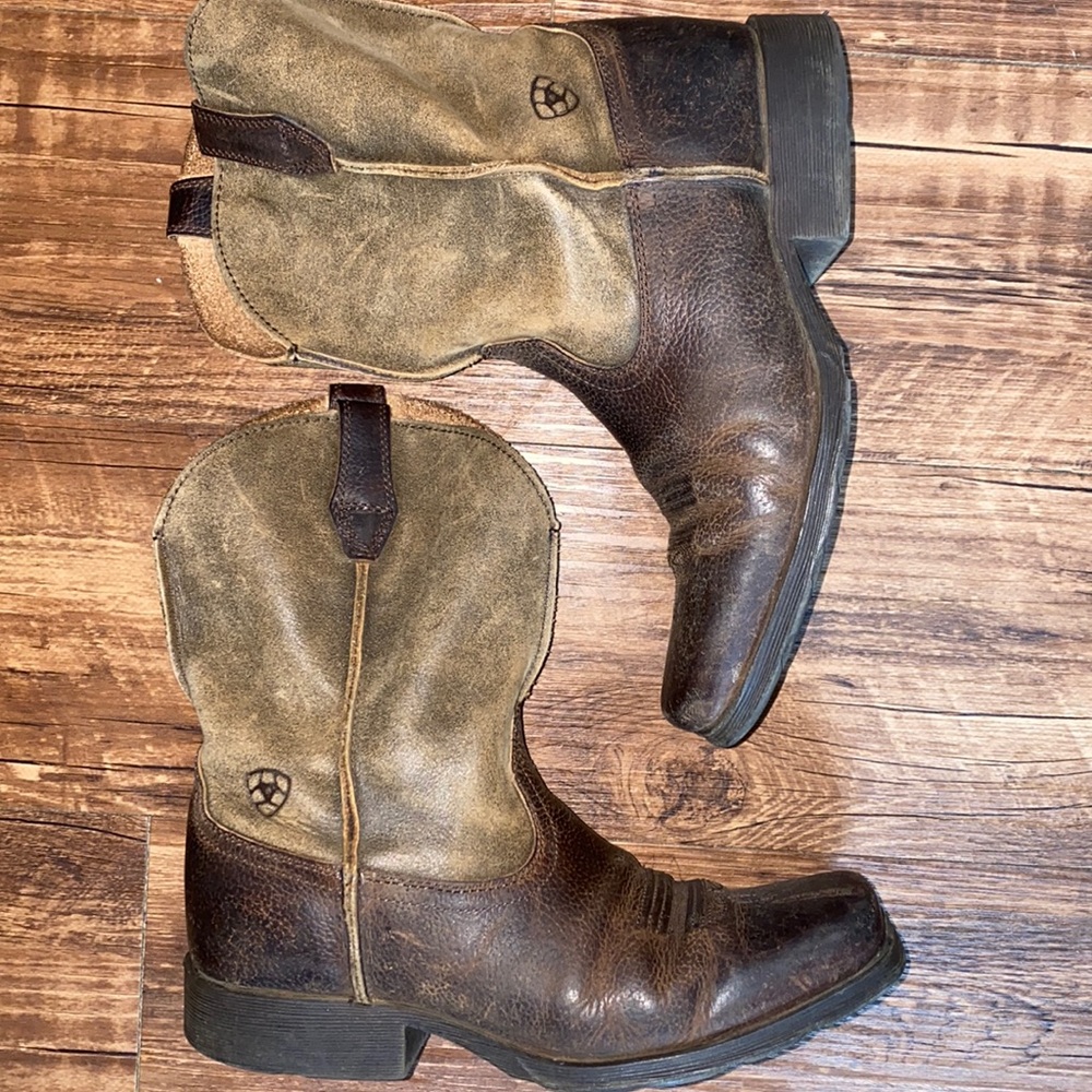 Kids Ariat Boots, size 4